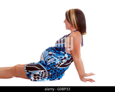 Schwangere Frau sitzen auf Boden in blauen und weißen Kleid Stockfoto