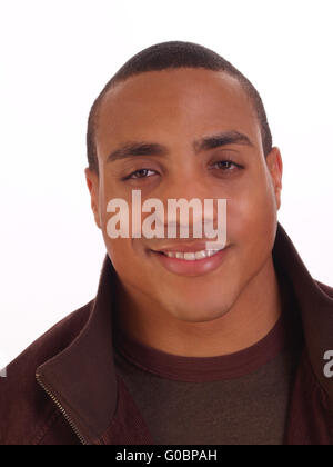 Starke sportliche junge schwarze Mann lächelnd Portrait Stockfoto