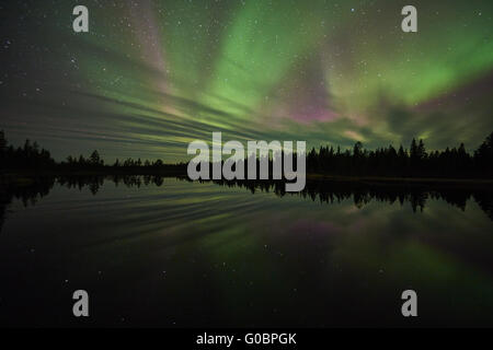 Nordlicht, reflektiert in einem See, Lappland Stockfoto