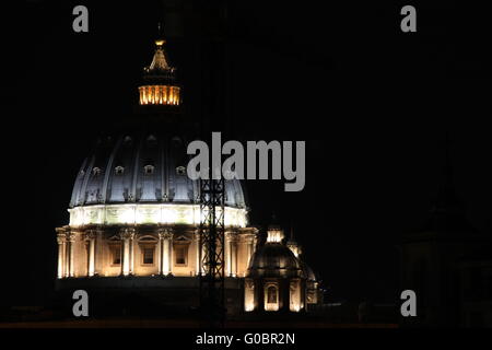 Der Petersdom abends Stockfoto