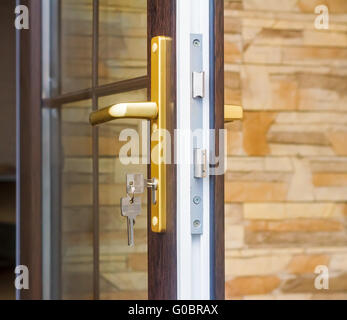 Fragment einer Tür mit Schloss und Schlüssel. Stockfoto