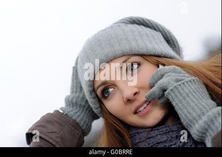 Junge Frau mit mobilen tragen Winter Kleidung Stockfoto