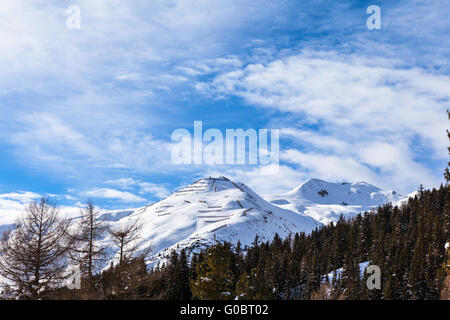 Atemberaubende Aussicht auf Schnee bedeckt Schweizer Alp Bergen oberhalb Davos Stadt im Winter, Kanton Graubünden, Schweiz Stockfoto