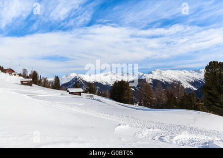 Schöne Aussicht auf die Alpen von Schatzalp im Winter an einem sonnigen Tag, Davos, Graubünden, Schweiz. Stockfoto