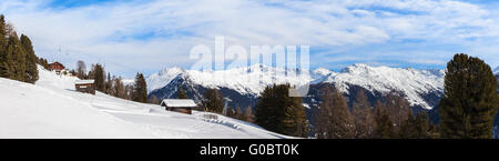 Panoramablick auf die Alpen vom Schatzalp im Winter an einem sonnigen Tag, Davos, Graubünden, Schweiz. Stockfoto