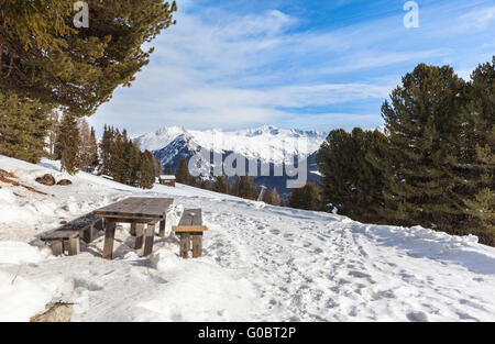 Schöne Aussicht auf die Alpen von Schatzalp im Winter an einem sonnigen Tag, Davos, Graubünden, Schweiz. Stockfoto