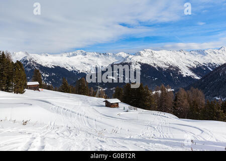 Schöne Aussicht auf die Alpen von Schatzalp im Winter an einem sonnigen Tag, Davos, Graubünden, Schweiz. Stockfoto