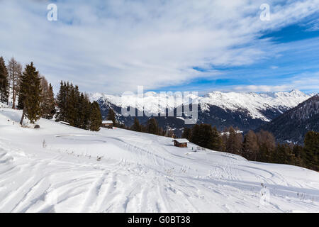 Schöne Aussicht auf die Alpen von Schatzalp im Winter an einem sonnigen Tag, Davos, Graubünden, Schweiz. Stockfoto