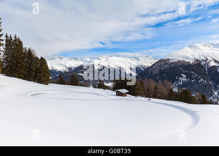 Schöne Aussicht auf die Alpen von Schatzalp im Winter an einem sonnigen Tag, Davos, Graubünden, Schweiz. Stockfoto