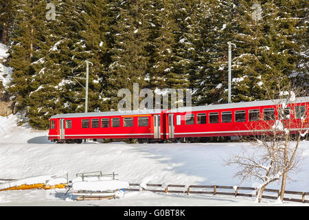Berühmte Sehenswürdigkeiten Zug der Rhätischen Bahn laufen im Schnee, im Glacier-Express im Winter der Schweiz Stockfoto