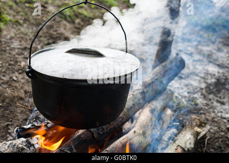 Kessel über dem offenen Feuer Stockfoto