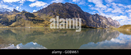 Panoramablick auf Truebsee (See) an einem sonnigen Sommertag mit Braustock im Hintergrund und schöne Spiegelung im Wasser, Kanton Stockfoto