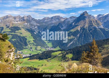 Panoramablick auf die Schweizer Alpen in der Zentralschweiz mit Peak Hahnen und das Tal von Engelberg, Caonton von Nidwalden Stockfoto