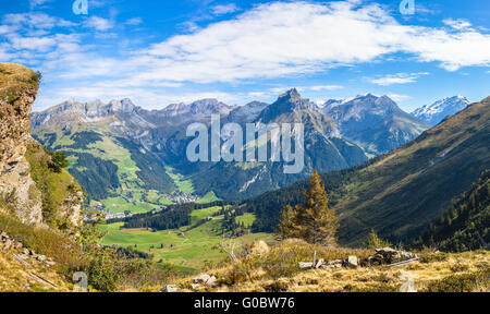 Panoramablick auf die Schweizer Alpen in der Zentralschweiz mit Peak Hahnen und das Tal von Engelberg, Caonton von Nidwalden Stockfoto