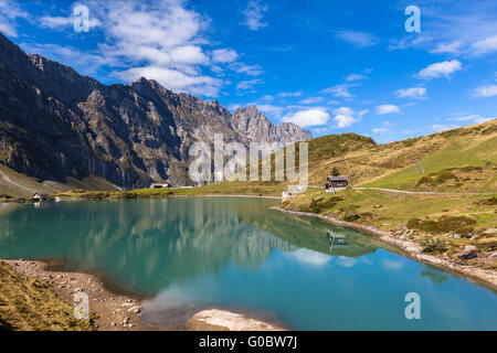 Panoramablick auf Truebsee (See) an einem sonnigen Sommertag mit Braustock im Hintergrund und schöne Spiegelung im Wasser, Kanton Stockfoto