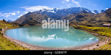 Panorama-Blick auf den Truebsee See und Gipfel des Titlis mit schönen Spiegelung im Wasser, Kanton Nidwalden, zentrale Switerla Stockfoto