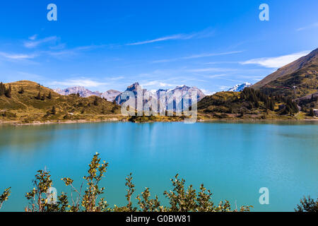 Atemberaubende Aussicht auf Truebsee (See) mit der Spitze Hahnen und Wißbergs der Alpen im Hintergrund, Kanton Nidwalden, zentrale Switerlan Stockfoto