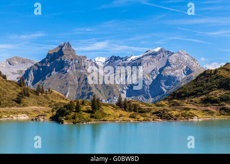 Atemberaubende Aussicht auf Truebsee (See) mit der Spitze Hahnen und Wißbergs der Alpen im Hintergrund, Kanton Nidwalden, zentrale Switerlan Stockfoto