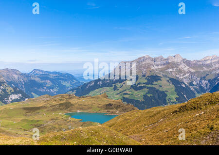 Panoramablick auf den Truebsee-See und die Schweizer Alpen in der Zentralschweiz, Kanton Nidwalden. Stockfoto