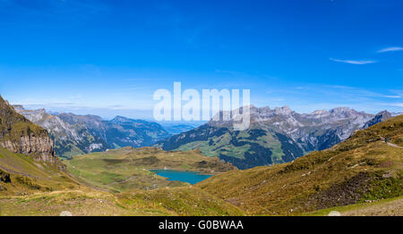 Panoramablick auf den Truebsee-See und die Schweizer Alpen in der Zentralschweiz, Kanton Nidwalden. Stockfoto