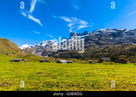 Atemberaubende Aussicht auf die Bergkette der Titlis und Wendestock, den Gipfel des Bereichs nördlich von Sustenpass, zwischen der Bern Stockfoto