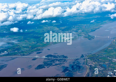 Luftbild Fluss Severn Mündung mit alten und neuen Severn Straßenbrücken, zwischen England und Wales Stockfoto