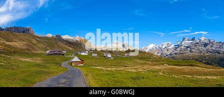 Panoramablick auf die Bergkette der Titlis und Wendestock, Barglen/Schiben, Graustockes, den Gipfel des Bereichs nördlich der S Stockfoto