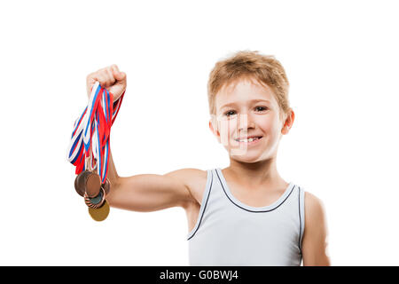 Lächelnde Athlet Champion Kind junge gestikulieren für v Stockfoto