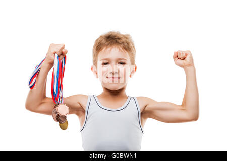 Lächelnde Athlet Champion Kind junge gestikulieren für v Stockfoto