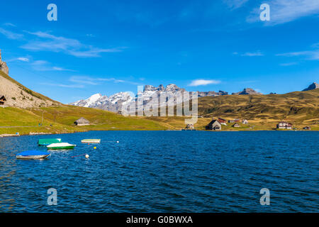 Atemberaubende Aussicht auf Melchsee-See und der Gebirgskette des Titlis in der Zentralschweiz, Kanton Obwalden. Stockfoto