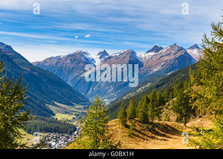 Panoramablick auf das Lötschental-Tal und Berg Bereich der Alpen im Kanton Wallis von der Wanderweg in der Nähe der Seilbahn Stockfoto