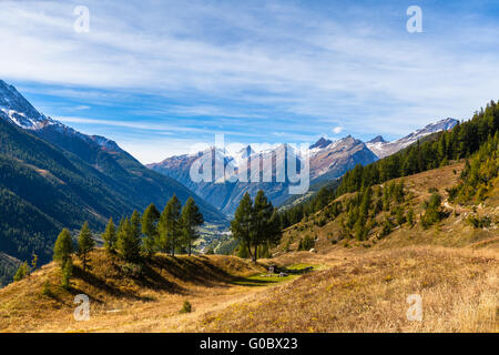 Panoramablick auf das Lötschental-Tal und Berg Bereich der Alpen im Kanton Wallis von der Wanderweg in der Nähe der Seilbahn Stockfoto