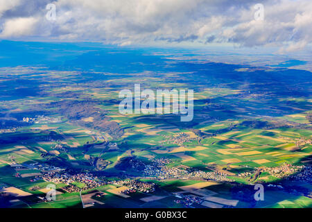 Luftaufnahme von Äckern in North Western France mit Mustern aus Wolken am Boden Stockfoto