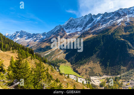 Atemberaubenden Blick auf das Bietschhorn Breithorn und die Bergkette der Alpen im Kanton Wallis von der Wanderweg oberhalb der Loetsch Stockfoto