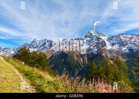 Atemberaubenden Blick auf das Bietschhorn Breithorn und die Bergkette der Alpen im Kanton Wallis von der Wanderweg oberhalb der Loetsch Stockfoto