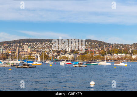 Schöne Aussicht auf die Altstadt von Zürich vor Sonnenuntergang von der Seeseite am Mythenquai, Zürich, Schweiz Stockfoto