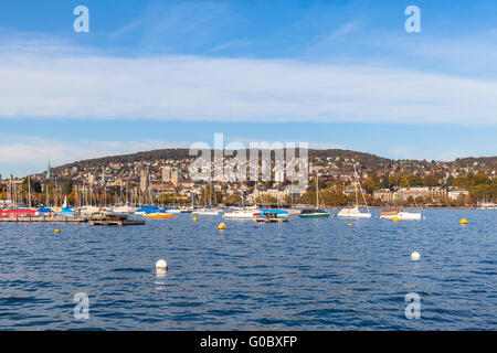 Schöne Aussicht auf die Altstadt von Zürich vor Sonnenuntergang von der Seeseite am Mythenquai, Zürich, Schweiz Stockfoto