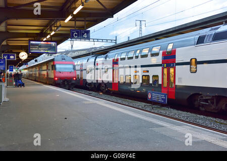 Bahnhof Genf mit Regionalzug und doppelte Decker Zug Stockfoto