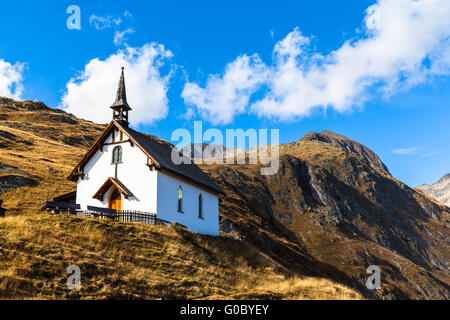 Die kleine Kapelle auf dem Berg des Dorfes Belalp mit Blick auf die Schweizer Alpen im Hintergrund, Kanton Wallis, Schweiz Stockfoto