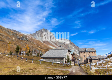 Blick auf das Dorf Grevasalvas unter der Spitze Lagrev, Oberengadin im Herbst, Kanton Graubünden, Schweiz. Stockfoto