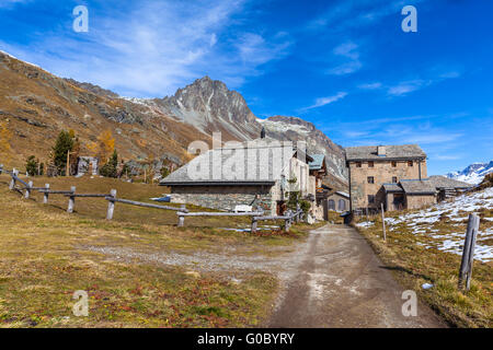 Blick auf das Dorf Grevasalvas unter der Spitze Lagrev, Oberengadin im Herbst, Kanton Graubünden, Schweiz. Stockfoto