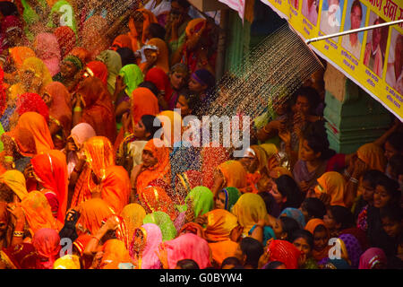 Holi-Fest namens Dauji ka Huranga in Mathura Baldeo (Uttar Pradesh, Indien). Baldeo ist der Name von Herrn Balram ist Stockfoto