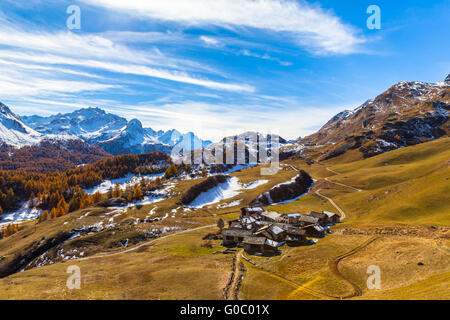 Atemberaubende Aussicht auf das Dorf Grevasalvas mit dem Silser See, Schweizer Alpen und goldene Bäume im Hintergrund, Oberengadin in au Stockfoto