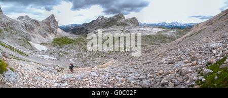Malerische Panorama der Wanderer in den Julischen Alpen aufsteigend Stockfoto