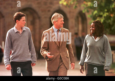 Gordonstoun Schüler mit ehemaligen Leiter der Marke Pyper Stockfoto