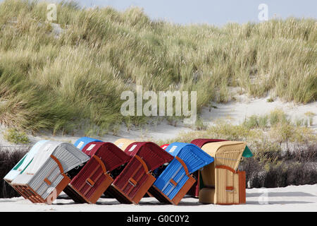 Bunten überdachten Korbsessel Strand Stockfoto