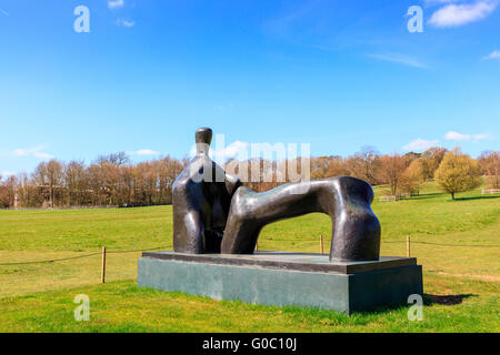 Bronze Figur Skulptur von Henry Moore in Yorkshire Sculpture Park liegen. Stockfoto