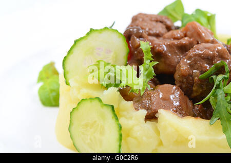 Fleisch Quenelles und Kalbfleisch mit Sauce aus Pilzen aus Kartoffelpüree Stockfoto