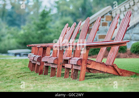 Zwei hölzerne Adirondack Stühle auf saftig grünen Rasen Stockfoto