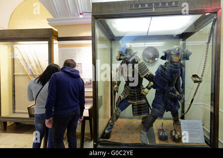 Touristen im japanischen Hall der Kunstkammer Museum, St. Petersburg, Russland Stockfoto